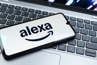 Prag, Çek Cumhuriyeti - 08 01 2025: Klavyede duran bir cep telefonu Alexa logosunu gösteriyor. Alexa akıllı aygıtlar ve servisler için ses asistanıdır.