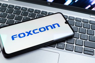 Prag, Çek Cumhuriyeti - 08 01 2025: Klavyede duran bir cep telefonu Foxconn logosunu gösteriyor. Foxconn elektronik ve parça üreten bir şirket..