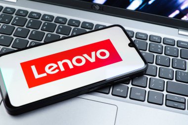 Prag, Çek Cumhuriyeti - 08 01 2025: Klavyede duran bir cep telefonu Lenovo logosunu gösteriyor. Lenovo bilgisayar ve elektronik üreten bir teknoloji şirketidir..