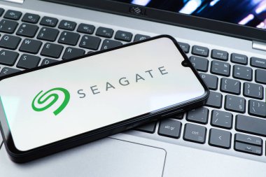 Prag, Çek Cumhuriyeti - 08 01 2025: Laptop klavyesinde duran bir cep telefonu Seagate logosunu gösteriyor. Seagate sabit disk ve depolama çözümleri üreten bir şirkettir..