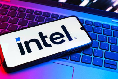 Prag, Çek Cumhuriyeti - 08 01 2025: Bilgisayarın klavyesinde duran bir cep telefonu Intel logosunu gösterir. Intel işlemci ve bilgisayar donanımı üreten bir teknoloji şirketidir..