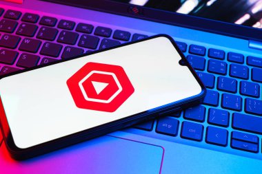 Prag, Çek Cumhuriyeti - 08 01 2025: Laptop klavyesinde duran bir cep telefonu Youtube Stüdyo logosunu görüntüler. Youtube Studio YouTube kanallarını yönetmek ve analiz etmek için bir platformdur.