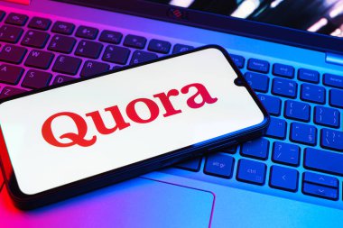 Prag, Çek Cumhuriyeti - 08 01 2025: Klavyede duran bir cep telefonu Quora logosunu gösteriyor. Quora soru sormak ve bilgi paylaşmak için bir platformdur..