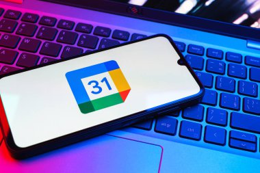 Prag, Çek Cumhuriyeti - 08 01 2025: Dizüstü bilgisayarda bulunan bir cep telefonu Google Takvim logosunu görüntüler. Google Takvimi olayları zamanlamak ve yönetmek için bir platformdur.