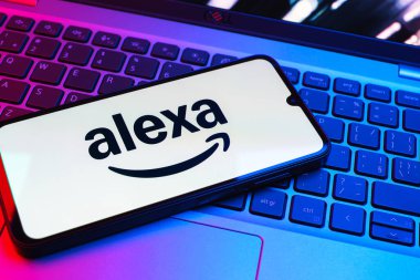 Prag, Çek Cumhuriyeti - 08 01 2025: Klavyede duran bir cep telefonu Alexa logosunu gösteriyor. Alexa akıllı aygıtlar ve servisler için ses asistanıdır.