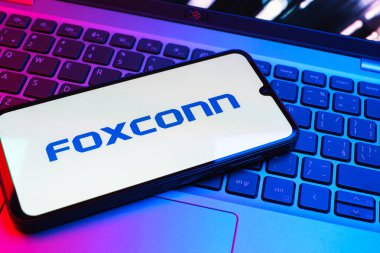 Prag, Çek Cumhuriyeti - 08 01 2025: Klavyede duran bir cep telefonu Foxconn logosunu gösteriyor. Foxconn elektronik ve parça üreten bir şirket..