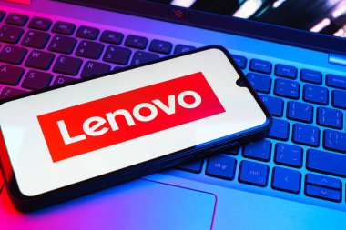 Prag, Çek Cumhuriyeti - 08 01 2025: Klavyede duran bir cep telefonu Lenovo logosunu gösteriyor. Lenovo bilgisayar ve elektronik üreten bir teknoloji şirketidir..