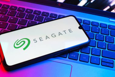 Prag, Çek Cumhuriyeti - 08 01 2025: Laptop klavyesinde duran bir cep telefonu Seagate logosunu gösteriyor. Seagate sabit disk ve depolama çözümleri üreten bir şirkettir..