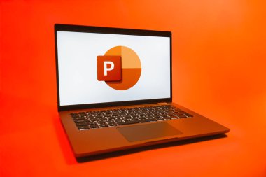 Prag, Çek Cumhuriyeti - 08 01 2025: Tek bir arkaplanda bir dizüstü bilgisayar Powerpoint logosunu gösterir. Powerpoint sunumlar ve slayt gösterileri oluşturmak için bir yazılımdır..
