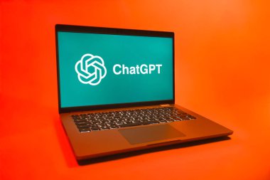 Prag, Çek Cumhuriyeti - 08 01 2025: Tek bir arkaplanda ChatGPT logosunu gösteren bir dizüstü bilgisayar. ChatGPT metin üretmek ve soruları cevaplamak için bir yapay zeka sohbet robotudur..