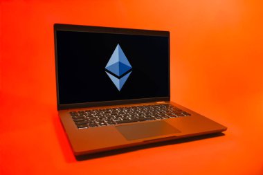 Prag, Çek Cumhuriyeti - 08 01 2025: Ethereum logosunu gösteren bir dizüstü bilgisayar. Ethereum merkezi olmayan uygulamalar ve kripto için bir engelleme platformudur..