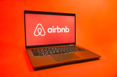 Prag, Çek Cumhuriyeti - 08 01 2025: Airbnb logosunu gösteren bir dizüstü bilgisayar. Airbnb dünya çapında kısa vadeli konaklama için bir platformdur..