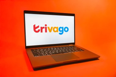 Prag, Çek Cumhuriyeti - 08 01 2025: Trivago logosunu gösteren bir dizüstü bilgisayar. Trivago otel fiyatlarını ve anlaşmaları karşılaştırmak için bir platform..