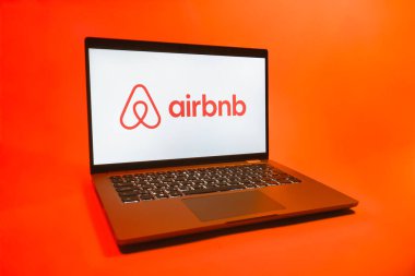 Prag, Çek Cumhuriyeti - 08 01 2025: Airbnb logosunu gösteren bir dizüstü bilgisayar. Airbnb dünya çapında kısa vadeli konaklama için bir platformdur..
