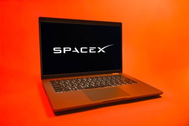 Prag, Çek Cumhuriyeti - 08 01 2025: Uniforma arka planda bir dizüstü bilgisayar SpaceX logosunu gösterir. SpaceX uzay keşfi ve roket fırlatmaları için özel bir şirkettir..
