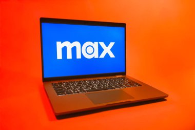 Prag, Çek Cumhuriyeti - 08 01 2025: Tek tip arkaplanda bir dizüstü bilgisayar Max logosunu gösterir. Max, filmler, TV programları ve özgün içerikler için bir yayın platformudur..