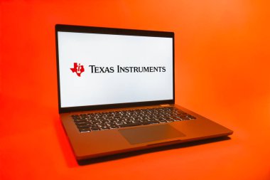 Prag, Çek Cumhuriyeti - 08 01 2025: Tekdüze bir arkaplanda Teksas Enstrüman logosunu gösteren bir dizüstü bilgisayar. Texas Instruments yarı iletken ve elektronik üreten bir şirket..