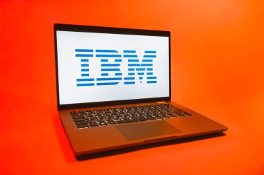 Prag, Çek Cumhuriyeti - 08 01 2025: Üniforma arka planda bir dizüstü bilgisayar IBM logosunu gösteriyor. IBM yazılım, donanım ve danışmanlık sunan bir teknoloji şirketidir..