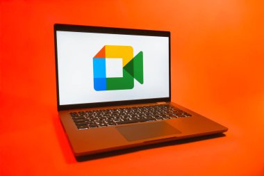 Prag, Çek Cumhuriyeti - 08 01 2025: Google Meet logosunu gösteren bir dizüstü bilgisayar. Google Meet video toplantıları ve çevrimiçi işbirliği için bir platformdur.