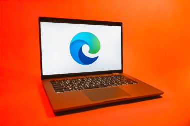 Prag, Çek Cumhuriyeti - 08 01 2025: Tek bir arka planda bir dizüstü bilgisayar Sınır logosunu gösterir. Edge, Microsoft tarafından Windows aygıtları için geliştirilen bir web tarayıcısıdır..