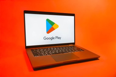 Prag, Çek Cumhuriyeti - 08 01 2025: Tek tip arka planda bir dizüstü bilgisayar Google Play logosunu gösterir. Google Play uygulamaları, oyunları ve dijital içeriği indirmek için bir platformdur.