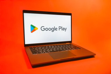 Prag, Çek Cumhuriyeti - 08 01 2025: Tek tip arka planda bir dizüstü bilgisayar Google Play logosunu gösterir. Google Play uygulamaları, oyunları ve dijital içeriği indirmek için bir platformdur.