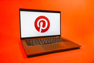 Prag, Çek Cumhuriyeti - 08 01 2025: Pinterest logosunu gösteren bir dizüstü bilgisayar. Pinterest fikirleri görsel olarak keşfetmek ve kaydetmek için bir platformdur..