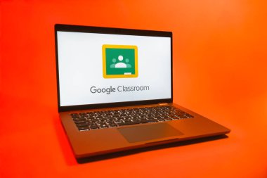 Prag, Çek Cumhuriyeti - 08 01 2025: Tek tip arkaplanda bir dizüstü bilgisayar Google Sınıfı logosunu gösterir. Google Sınıfı, sınıfları ve eğitim içeriğini yönetmek için bir platformdur.