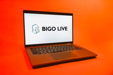 Prag, Çek Cumhuriyeti - 08 01 2025: Bigo Live logosunu gösteren bir dizüstü bilgisayar. Bigo Live canlı yayın ve sosyal etkileşim için bir platformdur.
