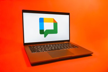 Prag, Çek Cumhuriyeti - 08 01 2025: Google Chat logosunu gösteren bir dizüstü bilgisayar. Google Chat mesajlaşma ve takım işbirliği için bir platformdur.