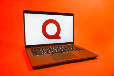 Prag, Çek Cumhuriyeti - 08 01 2025: Quora logosunu gösteren bir dizüstü bilgisayar. Quora soru sormak ve bilgi paylaşmak için bir platformdur..
