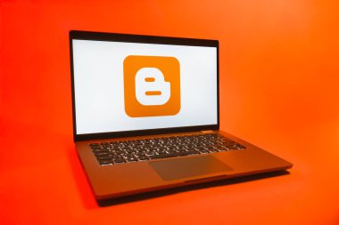 Prag, Çek Cumhuriyeti - 08 01 2025: Üniforma arka planda bir dizüstü bilgisayar Blogger logosunu gösterir. Blogger blog oluşturma ve yayınlama için bir platformdur.