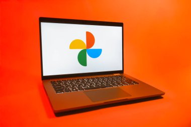 Prag, Çek Cumhuriyeti - 08 01 2025: Tek tip arkaplanda bir dizüstü bilgisayar Google Photos logosunu gösterir. Google Fotoğrafları fotoğraf ve videoları saklamak ve düzenlemek için bir platformdur.