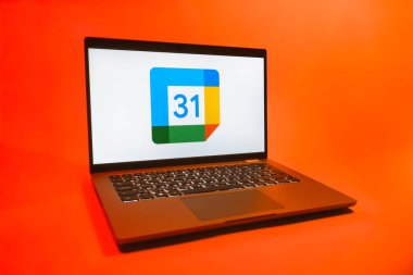 Prag, Çek Cumhuriyeti - 08 01 2025: Tek bir arkaplanda bir dizüstü bilgisayar Google Takvim logosunu gösterir. Google Takvimi olayları zamanlamak ve yönetmek için bir platformdur.