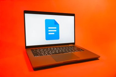 Prag, Çek Cumhuriyeti - 08 01 2025: Tek bir arka planda bir dizüstü bilgisayar Google Docs logosunu gösterir. Google Docs metin belgeleri oluşturmak ve düzenlemek için bir platformdur.