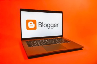 Prag, Çek Cumhuriyeti - 08 01 2025: Üniforma arka planda bir dizüstü bilgisayar Blogger logosunu gösterir. Blogger blog oluşturma ve yayınlama için bir platformdur.