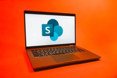 Prag, Çek Cumhuriyeti - 08 01 2025: Tek bir arkaplanda Microsoft Sharepoint logosunu gösteren bir dizüstü bilgisayar. Microsoft Sharepoint işbirliği ve belge yönetimi için bir platformdur.
