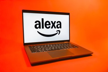 Prag, Çek Cumhuriyeti - 08 01 2025: Tek tip arkaplanda bir dizüstü bilgisayar Alexa logosunu gösteriyor. Alexa akıllı aygıtlar ve servisler için ses asistanıdır.