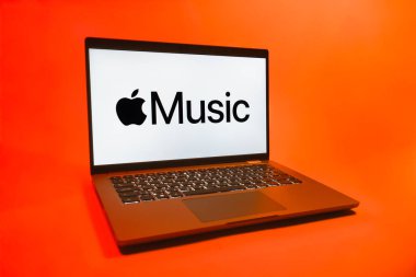 Prag, Çek Cumhuriyeti - 08 01 01 2025: Uniforma arka planda bir dizüstü bilgisayar Apple Music logosunu gösteriyor. Apple Music müzik için bir platformdur..