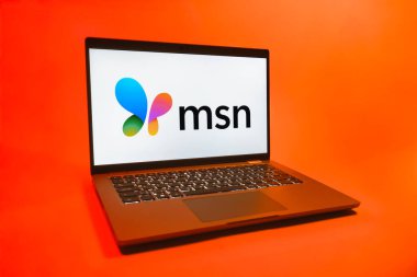 Prag, Çek Cumhuriyeti - 08 01 2025: MSN logosunu gösteren bir dizüstü bilgisayar. MSN haber, e-posta ve çevrimiçi hizmetler için bir platformdur.