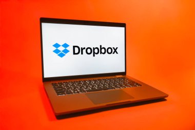 Prag, Çek Cumhuriyeti - 08 01 2025: Tek tip arka planda bir dizüstü bilgisayar Dropbox logosunu gösterir. Dropbox bulut depolama ve dosya paylaşımı için bir platformdur.