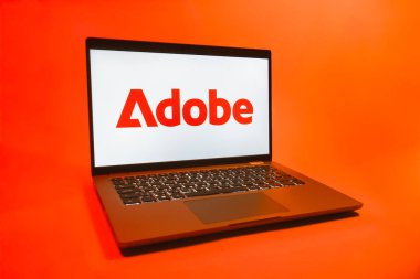 Prag, Çek Cumhuriyeti - 08 01 2025: Tek bir arkaplanda bir dizüstü bilgisayar Adobe logosunu gösterir. Adobe yaratıcı araçlar ve hizmetler sunan bir yazılım şirketidir..