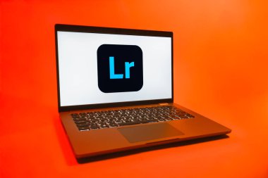 Prag, Çek Cumhuriyeti - 08 01 2025: Lightroom logosunu gösteren bir dizüstü bilgisayar. Lightroom fotoğraf düzenleme ve yönetim için bir yazılımdır..