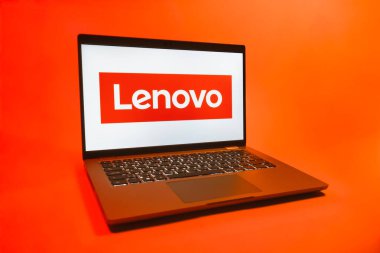 Prag, Çek Cumhuriyeti - 08 01 2025: Tek tip arkaplanda bir dizüstü bilgisayar Lenovo logosunu gösteriyor. Lenovo bilgisayar ve elektronik üreten bir teknoloji şirketidir..