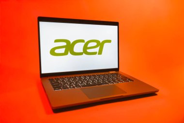 Prag, Çek Cumhuriyeti - 08 01 2025: Tek bir arkaplanda bir dizüstü bilgisayar Acer logosunu gösterir. Acer bilgisayar ve elektronik üreten bir teknoloji şirketidir..