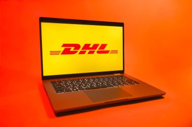 Prag, Çek Cumhuriyeti - 08 01 2025: DHL logosunu gösteren bir dizüstü bilgisayar. DHL uluslararası nakliye hizmeti sunan bir lojistik şirketidir..