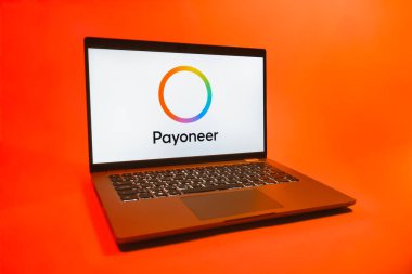 Prag, Çek Cumhuriyeti - 08 01 2025: Tek tip arkaplanda bir dizüstü bilgisayar Payonez logosunu gösterir. Paeveryone, küresel online ödemeler ve para transferleri için bir platformdur.