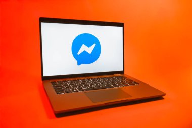 Prag, Çek Cumhuriyeti - 08 01 2025: Uniforma arka planda bir dizüstü bilgisayar Messenger logosunu gösterir. Haberci Facebook 'ta mesajlaşma ve sohbet için bir platformdur.
