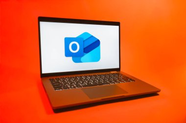Prag, Çek Cumhuriyeti - 08 01 2025: Tek tip arkaplanda bir dizüstü bilgisayar Outlook logosunu gösterir. Outlook iletileri göndermek ve yönetmek için bir e- posta platformudur.
