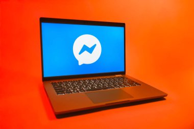 Prag, Çek Cumhuriyeti - 08 01 2025: Uniforma arka planda bir dizüstü bilgisayar Messenger logosunu gösterir. Haberci Facebook 'ta mesajlaşma ve sohbet için bir platformdur.